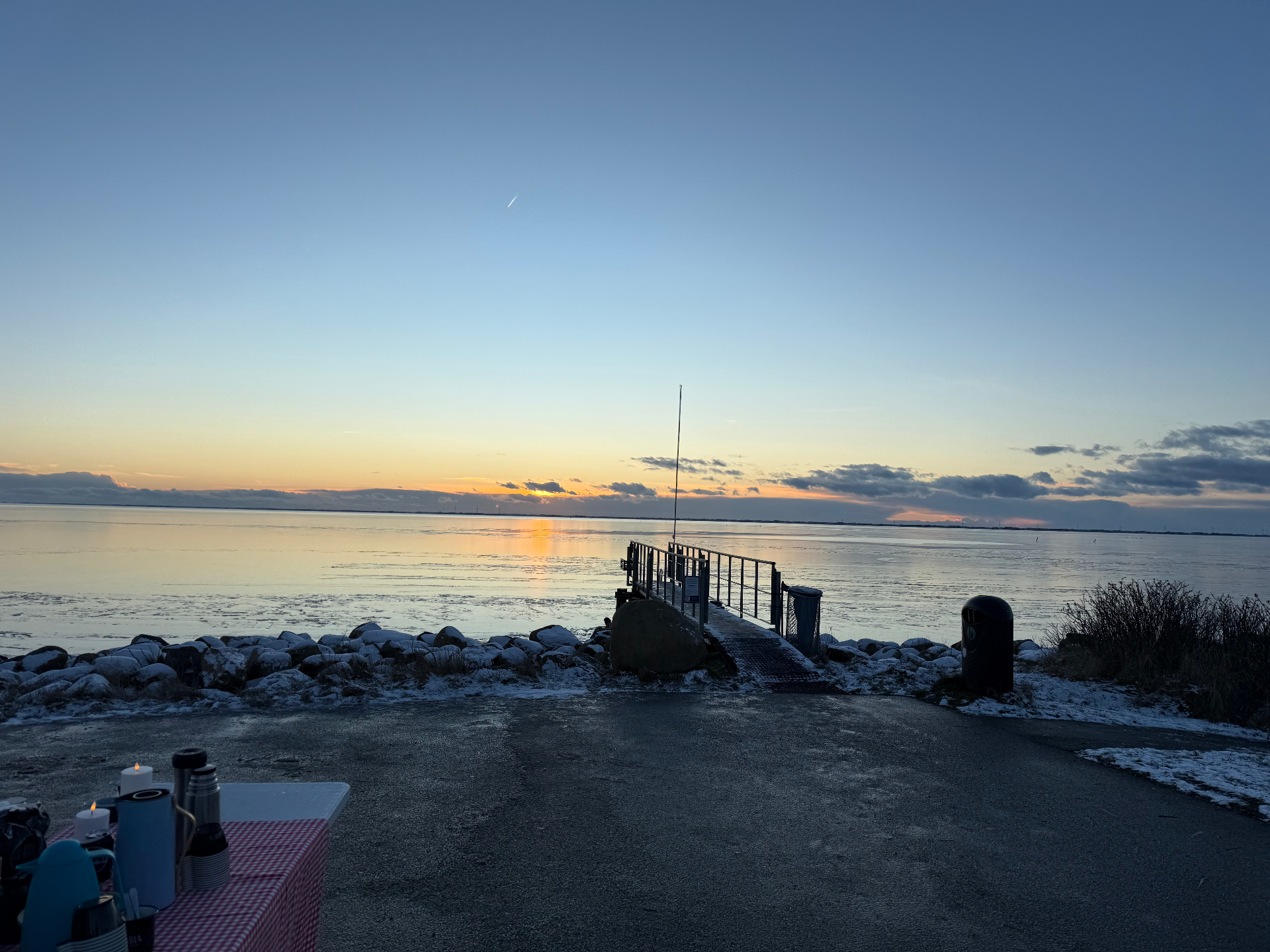 Udsigt over badebroen og Ringkøbing Fjord ved solopgang