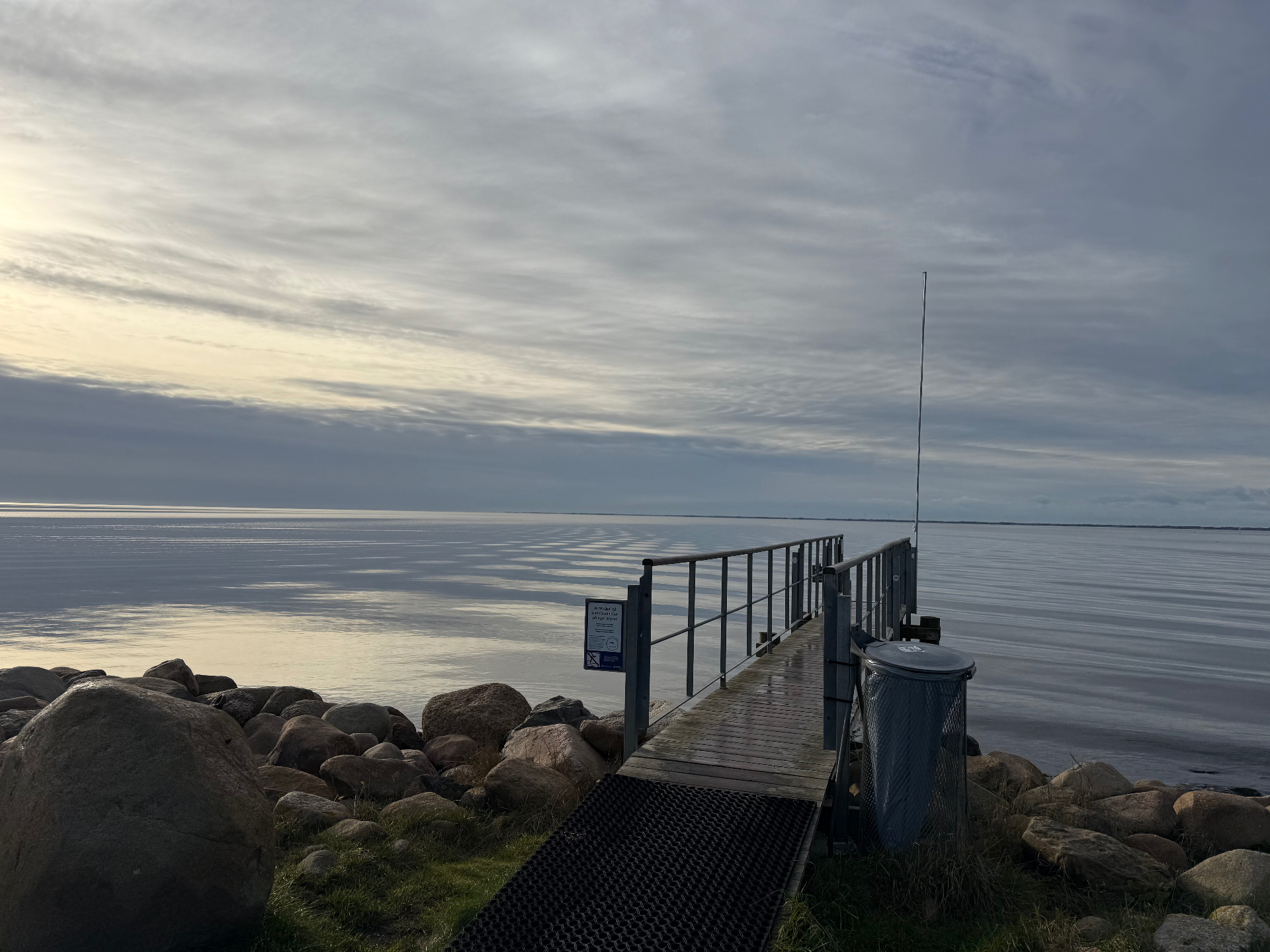 Badebroen ved Ringkøbing Fjord en stille morgen